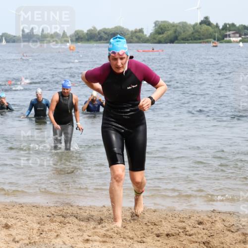 21.06.2025 - 27. Vierlanden-Triathlon Lena Gebhardt http://msf.ph/oto/8034539 15.06.2025 11:20:04 Schwimmen 806, 889, 930, 932, 940, 964, 976 meine-sportfotos.de