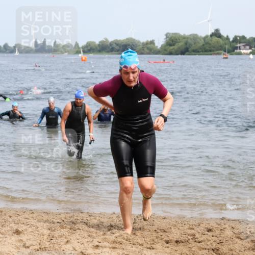 21.06.2025 - 27. Vierlanden-Triathlon Lena Gebhardt http://msf.ph/oto/8034545 15.06.2025 11:20:04 Schwimmen 806, 889, 930, 932, 940, 964, 976 meine-sportfotos.de