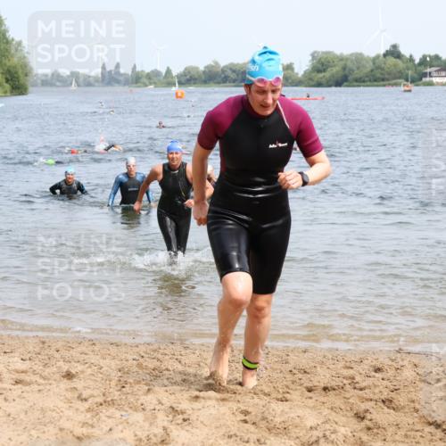 21.06.2025 - 27. Vierlanden-Triathlon Lena Gebhardt http://msf.ph/oto/8034551 15.06.2025 11:20:04 Schwimmen 806, 889, 930, 932, 940, 964, 976 meine-sportfotos.de