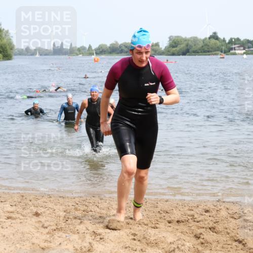 21.06.2025 - 27. Vierlanden-Triathlon Lena Gebhardt http://msf.ph/oto/8034558 15.06.2025 11:20:04 Schwimmen 806, 889, 930, 932, 940, 964, 976 meine-sportfotos.de