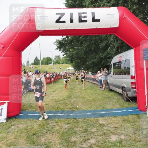 21.06.2025 - 27. Vierlanden-Triathlon MichiJ http://msf.ph/oto/8034559 15.06.2026 12:58:29 Ziel 3, 11, 1034, 1035, 1036, 1037 meine-sportfotos.de