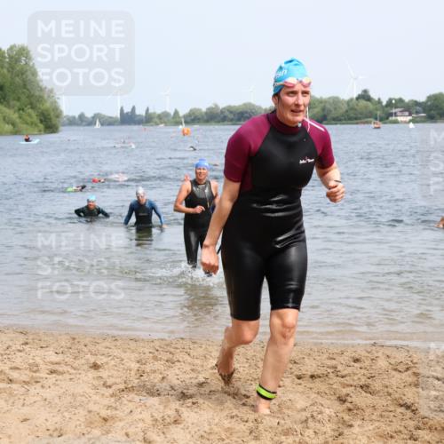 21.06.2025 - 27. Vierlanden-Triathlon Lena Gebhardt http://msf.ph/oto/8034563 15.06.2025 11:20:05 Schwimmen 806, 889, 930, 932, 940, 964, 976 meine-sportfotos.de