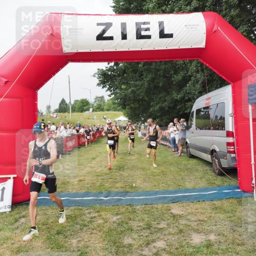 21.06.2025 - 27. Vierlanden-Triathlon MichiJ http://msf.ph/oto/8034567 15.06.2026 12:58:30 Ziel 3, 11, 1034, 1035, 1036, 1037 meine-sportfotos.de