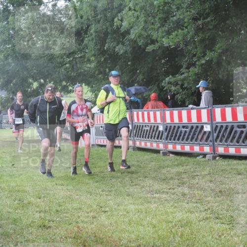 21.06.2025 - 27. Vierlanden-Triathlon KatJ http://msf.ph/oto/8034568 15.06.2025 13:49:14 Ziel 231, 924, 1162 meine-sportfotos.de