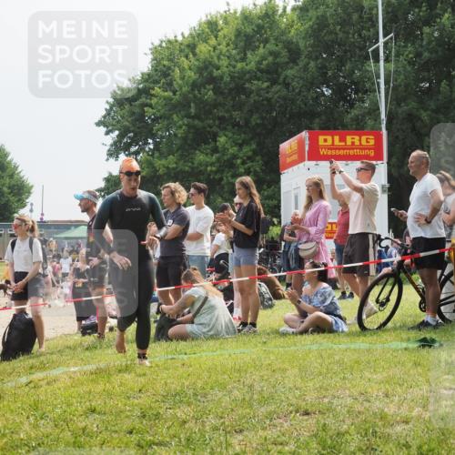 21.06.2025 - 27. Vierlanden-Triathlon KatJ http://msf.ph/oto/8034569 15.06.2025 11:18:42 Schwimmen 909, 912, 925, 939 meine-sportfotos.de