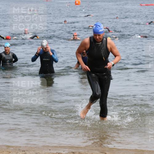 21.06.2025 - 27. Vierlanden-Triathlon Lena Gebhardt http://msf.ph/oto/8034570 15.06.2025 11:20:06 Schwimmen 806, 889, 930, 932, 940, 964, 976 meine-sportfotos.de