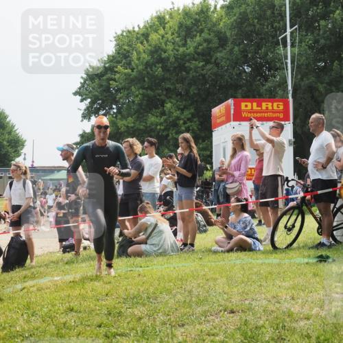 21.06.2025 - 27. Vierlanden-Triathlon KatJ http://msf.ph/oto/8034572 15.06.2025 11:18:42 Schwimmen 909, 912, 925, 939 meine-sportfotos.de