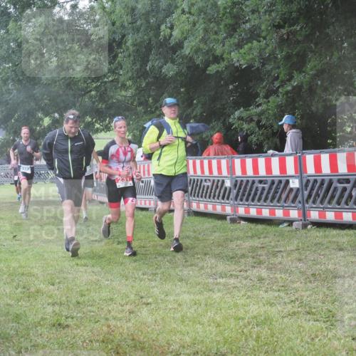 21.06.2025 - 27. Vierlanden-Triathlon KatJ http://msf.ph/oto/8034573 15.06.2025 13:49:15 Ziel 142, 231, 924, 1162 meine-sportfotos.de