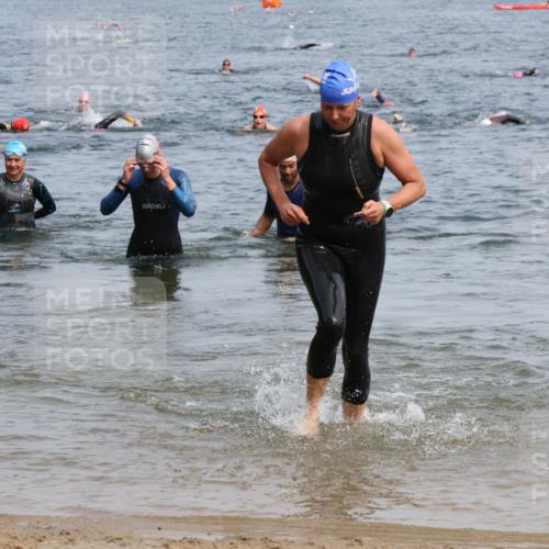 21.06.2025 - 27. Vierlanden-Triathlon Lena Gebhardt http://msf.ph/oto/8034574 15.06.2025 11:20:06 Schwimmen 806, 889, 930, 932, 940, 964, 976 meine-sportfotos.de