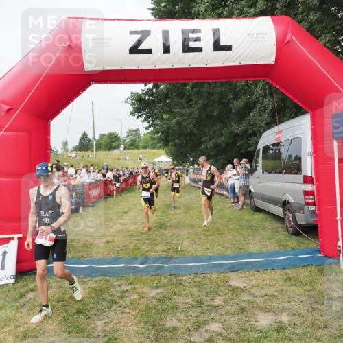 21.06.2025 - 27. Vierlanden-Triathlon MichiJ http://msf.ph/oto/8034575 15.06.2026 12:58:30 Ziel 3, 11, 1034, 1035, 1036, 1037 meine-sportfotos.de