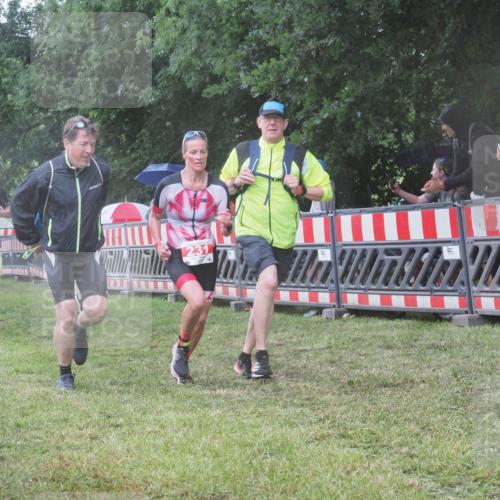 21.06.2025 - 27. Vierlanden-Triathlon KatJ http://msf.ph/oto/8034590 15.06.2025 13:49:15 Ziel 142, 231, 924, 1162 meine-sportfotos.de