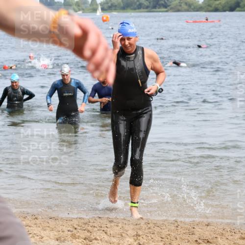 21.06.2025 - 27. Vierlanden-Triathlon Lena Gebhardt http://msf.ph/oto/8034591 15.06.2025 11:20:08 Schwimmen 806, 889, 930, 932, 940, 964, 976 meine-sportfotos.de