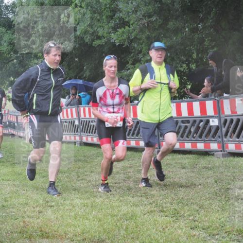 21.06.2025 - 27. Vierlanden-Triathlon KatJ http://msf.ph/oto/8034598 15.06.2025 13:49:16 Ziel 142, 231, 924, 1162 meine-sportfotos.de