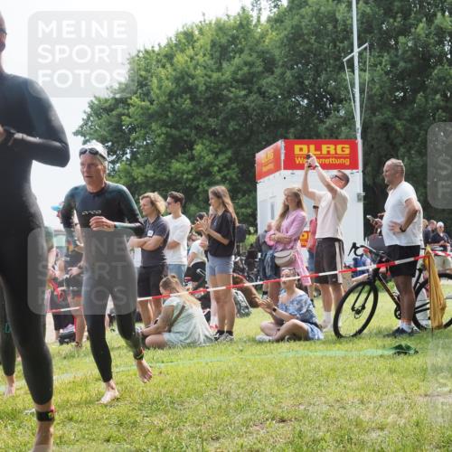 21.06.2025 - 27. Vierlanden-Triathlon KatJ http://msf.ph/oto/8034602 15.06.2025 11:18:44 Schwimmen 885, 909, 925, 939 meine-sportfotos.de