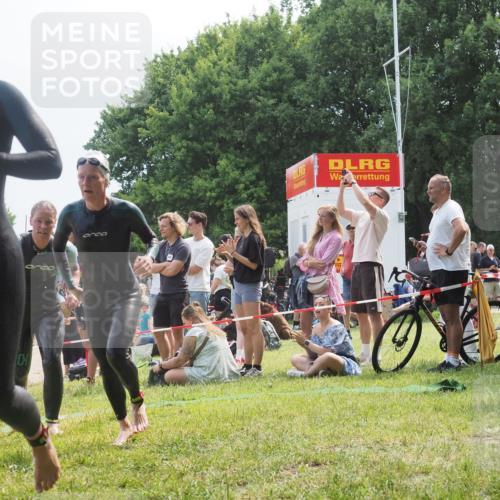 21.06.2025 - 27. Vierlanden-Triathlon KatJ http://msf.ph/oto/8034606 15.06.2025 11:18:45 Schwimmen 885, 909, 925, 939 meine-sportfotos.de