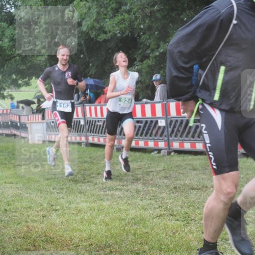 21.06.2025 - 27. Vierlanden-Triathlon KatJ http://msf.ph/oto/8034611 15.06.2025 13:49:17 Ziel 142, 231, 924, 1158, 1162 meine-sportfotos.de