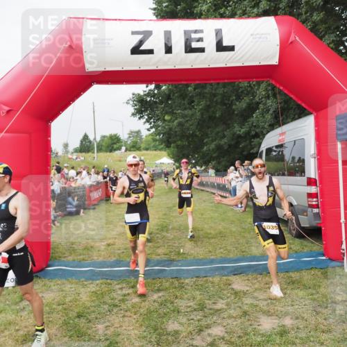 21.06.2025 - 27. Vierlanden-Triathlon MichiJ http://msf.ph/oto/8034618 15.06.2026 12:58:31 Ziel 3, 11, 1034, 1035, 1036, 1037 meine-sportfotos.de