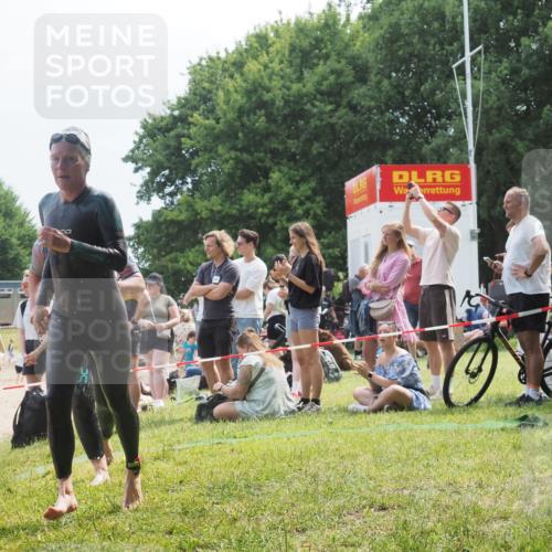 21.06.2025 - 27. Vierlanden-Triathlon KatJ http://msf.ph/oto/8034620 15.06.2025 11:18:45 Schwimmen 885, 909, 925, 939 meine-sportfotos.de