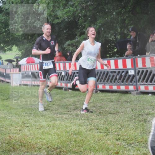 21.06.2025 - 27. Vierlanden-Triathlon KatJ http://msf.ph/oto/8034621 15.06.2025 13:49:17 Ziel 142, 231, 924, 1158, 1162 meine-sportfotos.de