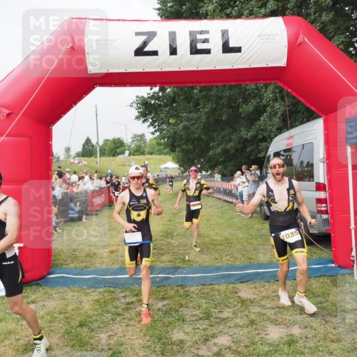 21.06.2025 - 27. Vierlanden-Triathlon MichiJ http://msf.ph/oto/8034623 15.06.2026 12:58:31 Ziel 3, 11, 1034, 1035, 1036, 1037 meine-sportfotos.de