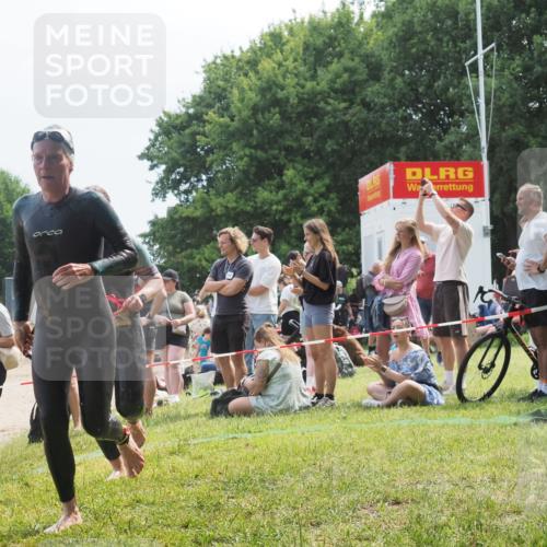 21.06.2025 - 27. Vierlanden-Triathlon KatJ http://msf.ph/oto/8034625 15.06.2025 11:18:45 Schwimmen 885, 909, 925, 939 meine-sportfotos.de