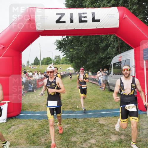 21.06.2025 - 27. Vierlanden-Triathlon MichiJ http://msf.ph/oto/8034631 15.06.2026 12:58:32 Ziel 3, 11, 1034, 1035, 1036, 1037 meine-sportfotos.de