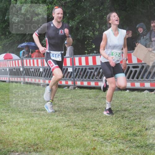 21.06.2025 - 27. Vierlanden-Triathlon KatJ http://msf.ph/oto/8034637 15.06.2025 13:49:17 Ziel 142, 231, 924, 1158, 1162 meine-sportfotos.de