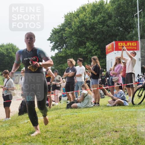 21.06.2025 - 27. Vierlanden-Triathlon KatJ http://msf.ph/oto/8034638 15.06.2025 11:18:46 Schwimmen 885, 909, 925, 939 meine-sportfotos.de