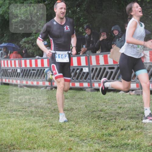 21.06.2025 - 27. Vierlanden-Triathlon KatJ http://msf.ph/oto/8034645 15.06.2025 13:49:18 Ziel 142, 231, 924, 1158, 1162 meine-sportfotos.de