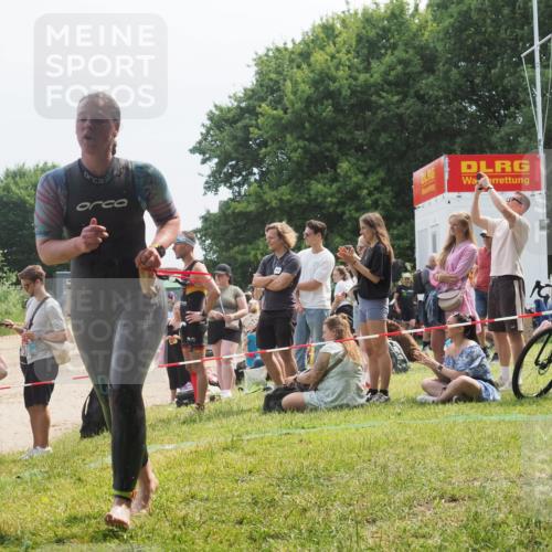 21.06.2025 - 27. Vierlanden-Triathlon KatJ http://msf.ph/oto/8034646 15.06.2025 11:18:46 Schwimmen 885, 909, 925, 939 meine-sportfotos.de