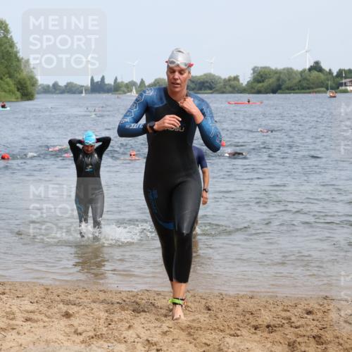 21.06.2025 - 27. Vierlanden-Triathlon Lena Gebhardt http://msf.ph/oto/8034648 15.06.2025 11:20:16 Schwimmen 838, 880, 890, 926, 930, 940, 976 meine-sportfotos.de