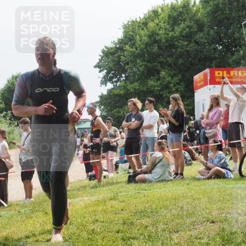 21.06.2025 - 27. Vierlanden-Triathlon KatJ http://msf.ph/oto/8034651 15.06.2025 11:18:46 Schwimmen 885, 909, 925, 939 meine-sportfotos.de