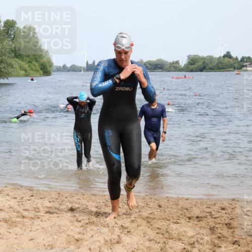21.06.2025 - 27. Vierlanden-Triathlon Lena Gebhardt http://msf.ph/oto/8034655 15.06.2025 11:20:17 Schwimmen 838, 880, 890, 926, 930, 940 meine-sportfotos.de