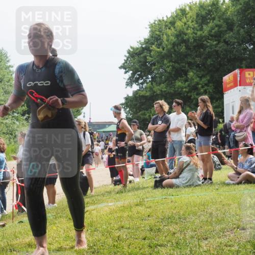 21.06.2025 - 27. Vierlanden-Triathlon KatJ http://msf.ph/oto/8034658 15.06.2025 11:18:46 Schwimmen 885, 909, 925, 939 meine-sportfotos.de