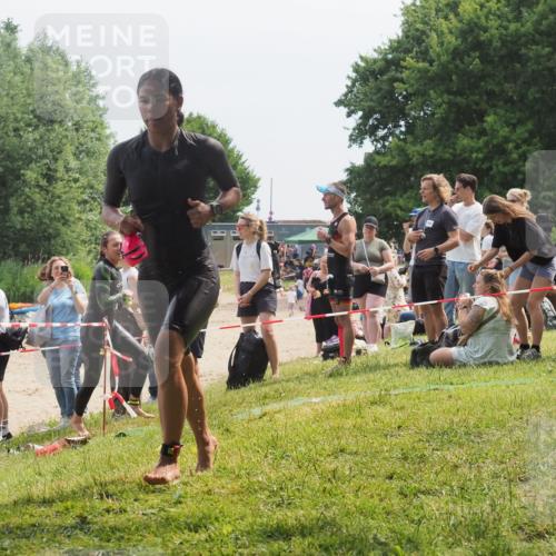 21.06.2025 - 27. Vierlanden-Triathlon KatJ http://msf.ph/oto/8034673 15.06.2025 11:18:52 Schwimmen 885, 916, 925, 939 meine-sportfotos.de