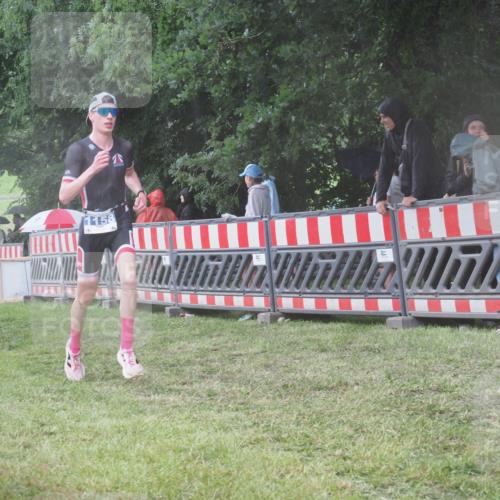 21.06.2025 - 27. Vierlanden-Triathlon KatJ http://msf.ph/oto/8034684 15.06.2025 13:49:28 Ziel 1103, 1137, 1158 meine-sportfotos.de