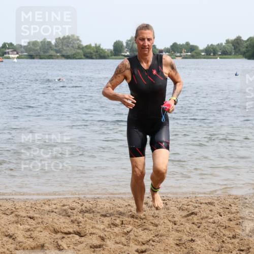 21.06.2025 - 27. Vierlanden-Triathlon Lena Gebhardt http://msf.ph/oto/8034688 15.06.2025 11:20:20 Schwimmen 838, 880, 890, 926, 940 meine-sportfotos.de