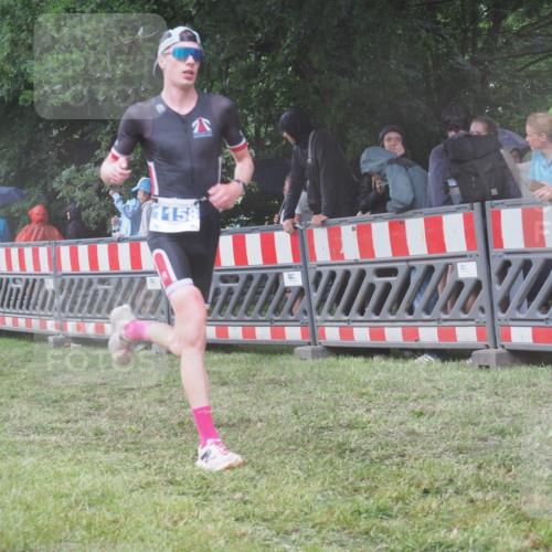 21.06.2025 - 27. Vierlanden-Triathlon KatJ http://msf.ph/oto/8034699 15.06.2025 13:49:28 Ziel 1103, 1137, 1158 meine-sportfotos.de