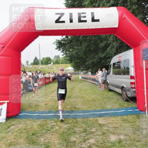 21.06.2025 - 27. Vierlanden-Triathlon MichiJ http://msf.ph/oto/8034701 15.06.2026 12:58:37 Ziel 736, 1034, 1035, 1036, 1037 meine-sportfotos.de