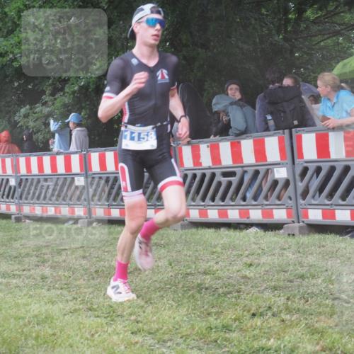 21.06.2025 - 27. Vierlanden-Triathlon KatJ http://msf.ph/oto/8034703 15.06.2025 13:49:28 Ziel 1103, 1137, 1158 meine-sportfotos.de