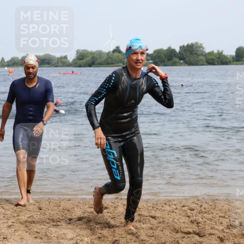 21.06.2025 - 27. Vierlanden-Triathlon Lena Gebhardt http://msf.ph/oto/8034714 15.06.2025 11:20:22 Schwimmen 838, 880, 890, 926 meine-sportfotos.de
