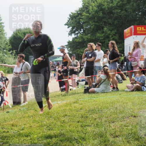 21.06.2025 - 27. Vierlanden-Triathlon KatJ http://msf.ph/oto/8034717 15.06.2025 11:18:55 Schwimmen 885, 916 meine-sportfotos.de