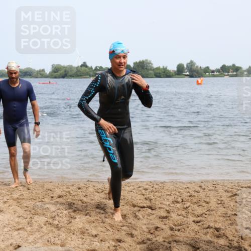 21.06.2025 - 27. Vierlanden-Triathlon Lena Gebhardt http://msf.ph/oto/8034718 15.06.2025 11:20:22 Schwimmen 838, 880, 890, 926 meine-sportfotos.de