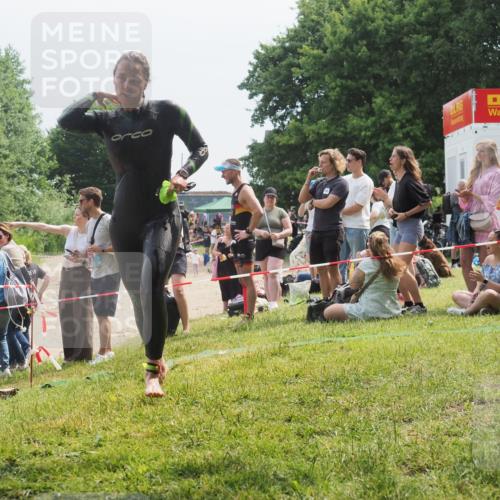 21.06.2025 - 27. Vierlanden-Triathlon KatJ http://msf.ph/oto/8034722 15.06.2025 11:18:55 Schwimmen 885, 916 meine-sportfotos.de
