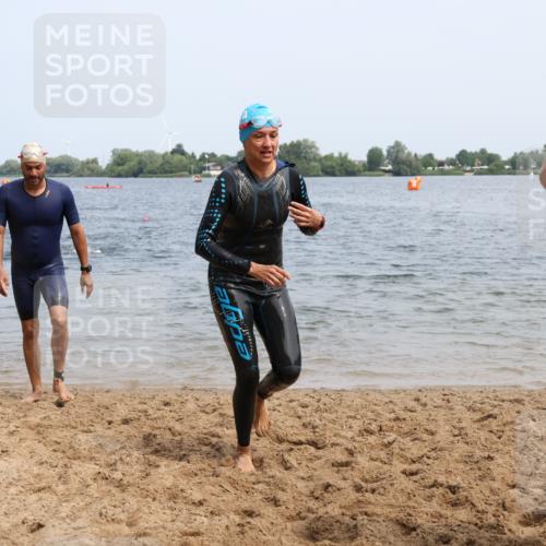 21.06.2025 - 27. Vierlanden-Triathlon Lena Gebhardt http://msf.ph/oto/8034723 15.06.2025 11:20:22 Schwimmen 838, 880, 890, 926 meine-sportfotos.de