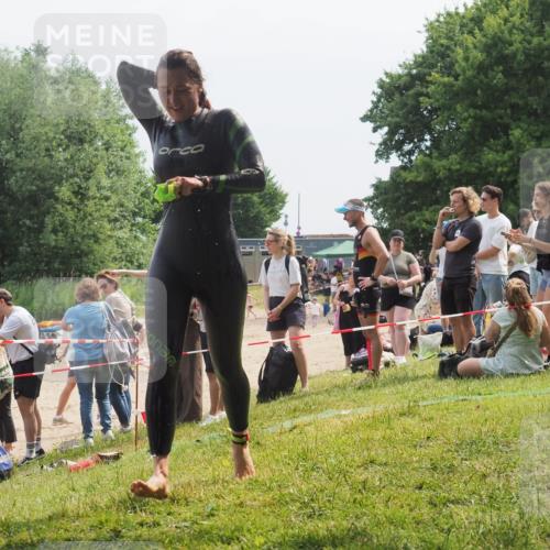 21.06.2025 - 27. Vierlanden-Triathlon KatJ http://msf.ph/oto/8034728 15.06.2025 11:18:55 Schwimmen 885, 916 meine-sportfotos.de