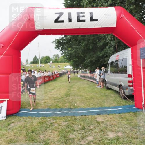21.06.2025 - 27. Vierlanden-Triathlon MichiJ http://msf.ph/oto/8034729 15.06.2026 12:58:39 Ziel 736, 1036 meine-sportfotos.de
