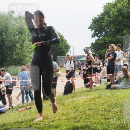 21.06.2025 - 27. Vierlanden-Triathlon KatJ http://msf.ph/oto/8034735 15.06.2025 11:18:55 Schwimmen 885, 916 meine-sportfotos.de