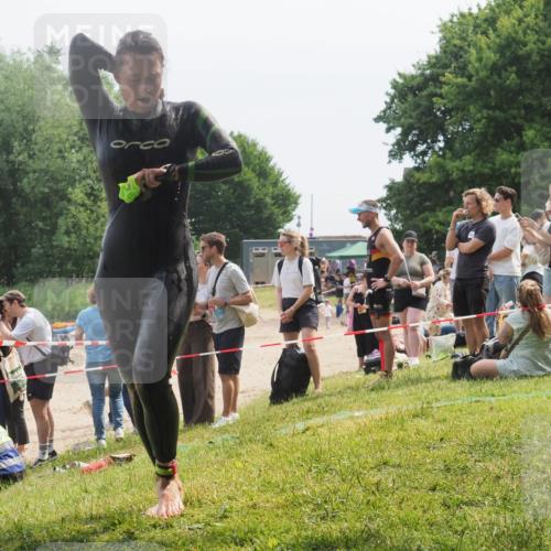 21.06.2025 - 27. Vierlanden-Triathlon KatJ http://msf.ph/oto/8034740 15.06.2025 11:18:55 Schwimmen 885, 916 meine-sportfotos.de