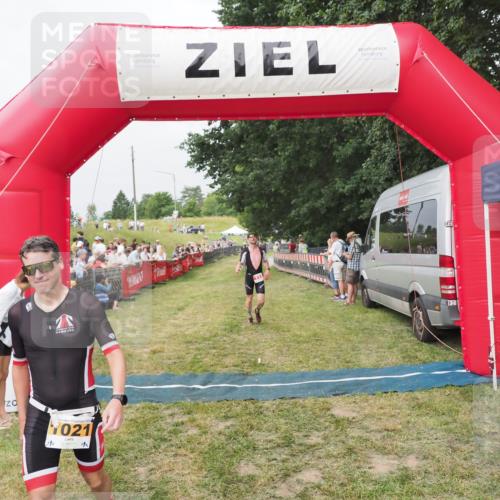21.06.2025 - 27. Vierlanden-Triathlon MichiJ http://msf.ph/oto/8034745 15.06.2026 12:58:42 Ziel 111, 736 meine-sportfotos.de